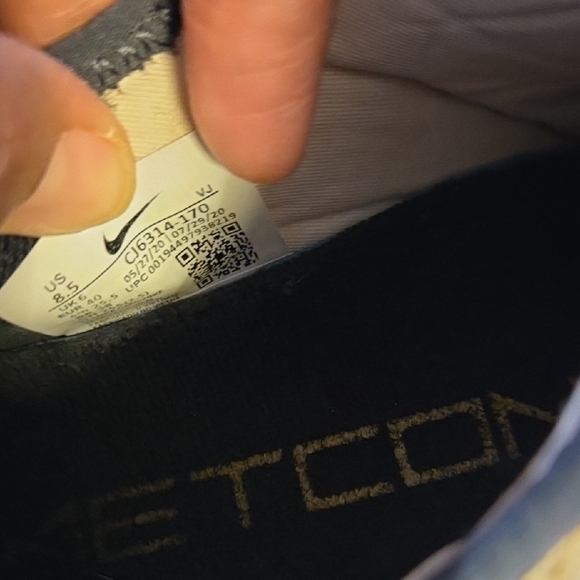 Nike Athletic Shoes in Cream and Gold - Picture 13 of 13